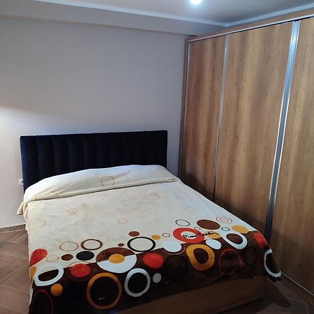 Maksimilian Apartament Durres Luaran gambar