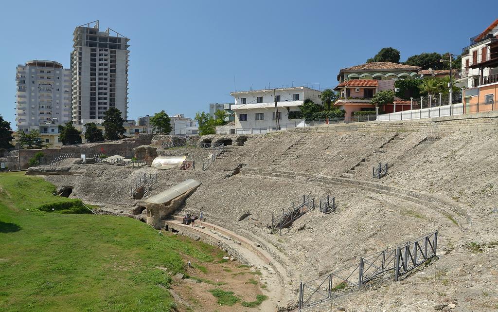 Maksimilian Apartament Durres Luaran gambar