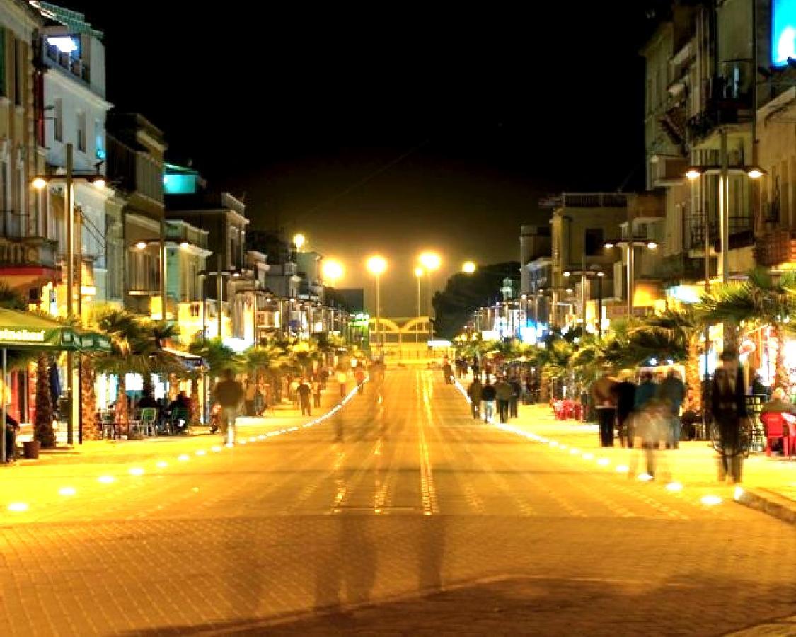 Maksimilian Apartament Durres Luaran gambar